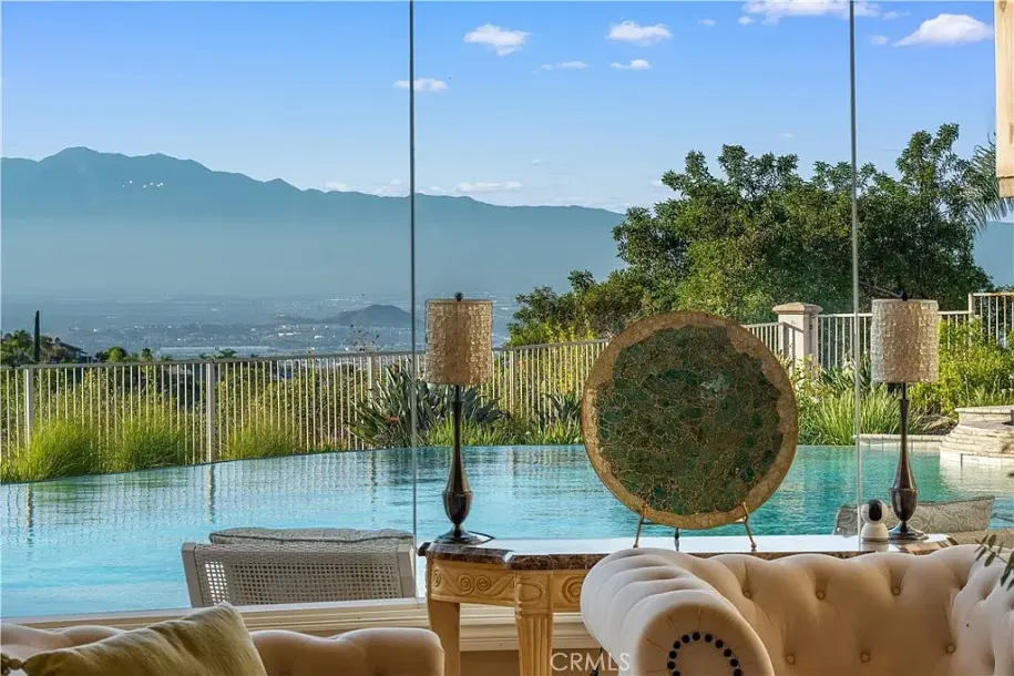 423 Cleveland Way, Corona, CA 92881-1