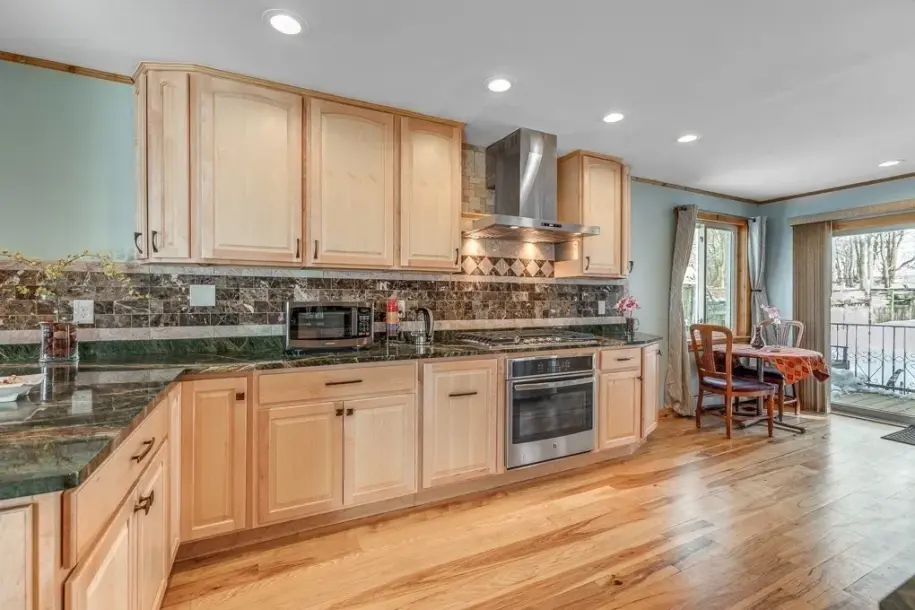 151 Dorchester St-11