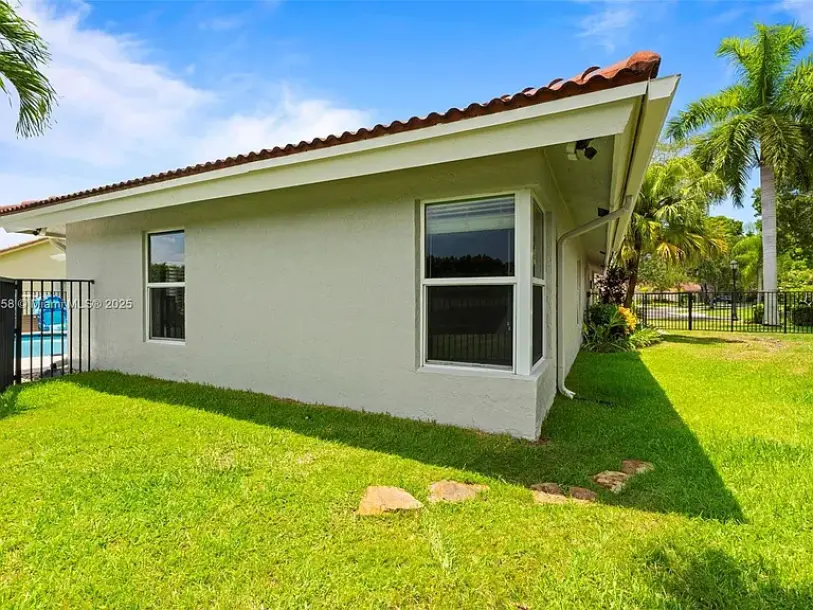 1720 Lakeshore Dr, Weston, FL 33326-8