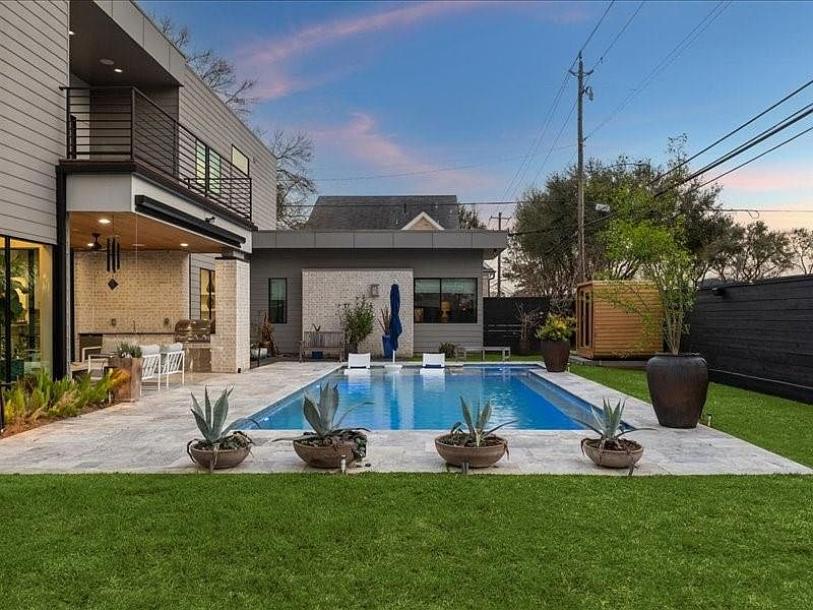 1737 Libbey Dr, Houston, TX 77018-2