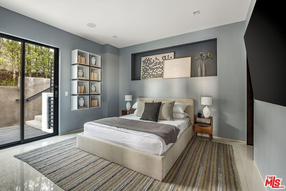 2301 Hercules Dr, Los Angeles, CA 90046-4