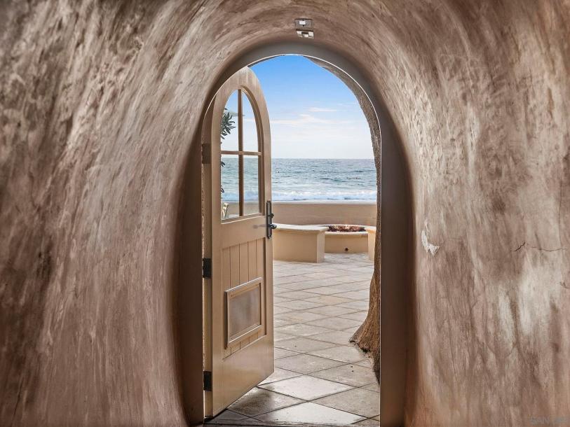 1900 Spindrift Dr, La Jolla, CA 92037-22
