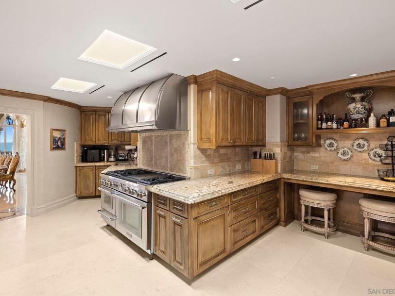 1900 Spindrift Dr, La Jolla, CA 92037-7