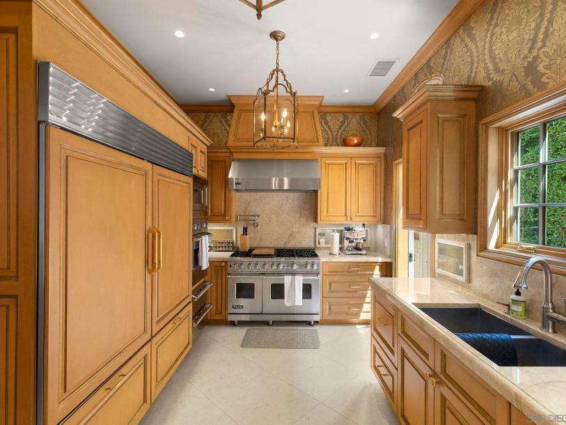 1900 Spindrift Dr, La Jolla, CA 92037-4