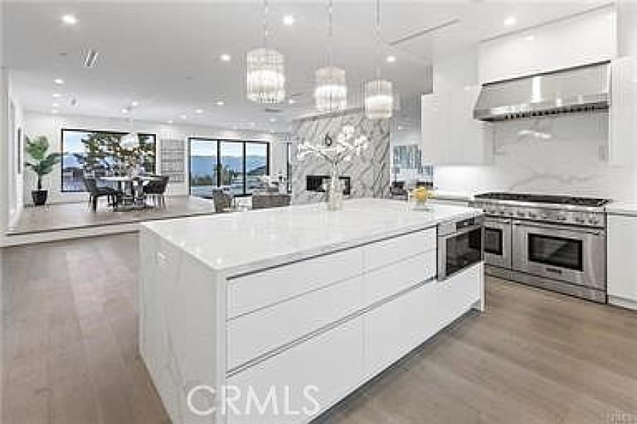 3064 Elvill Dr, Los Angeles, CA 90049-8