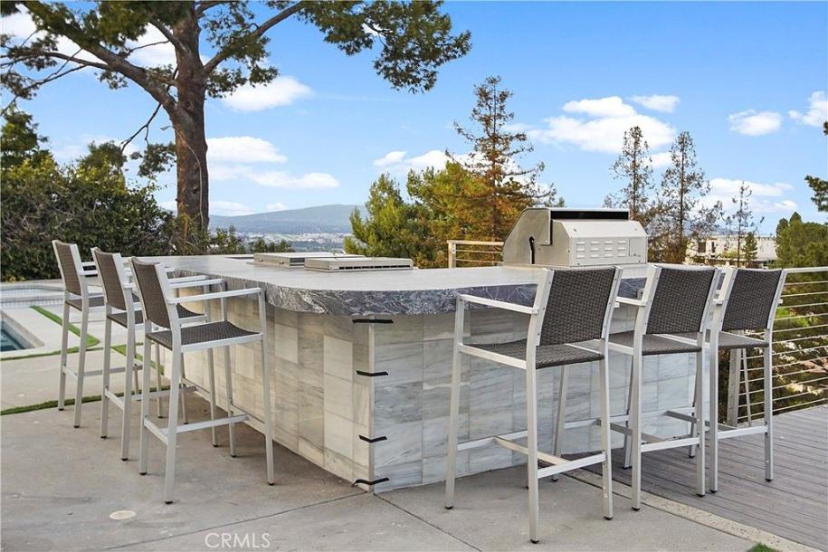 3064 Elvill Dr, Los Angeles, CA 90049-9