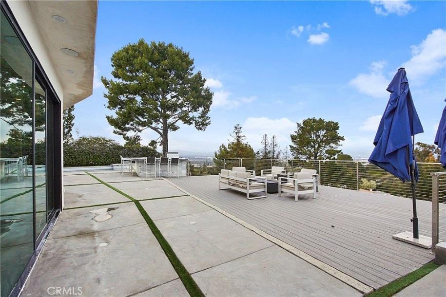 3064 Elvill Dr, Los Angeles, CA 90049-11