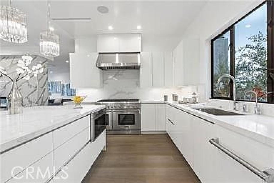 3064 Elvill Dr, Los Angeles, CA 90049-17