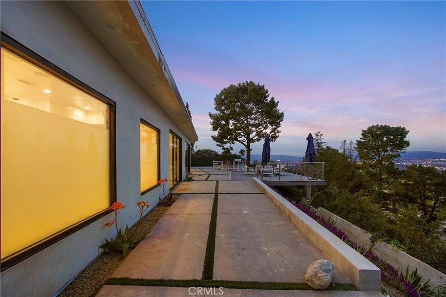 3064 Elvill Dr, Los Angeles, CA 90049-31