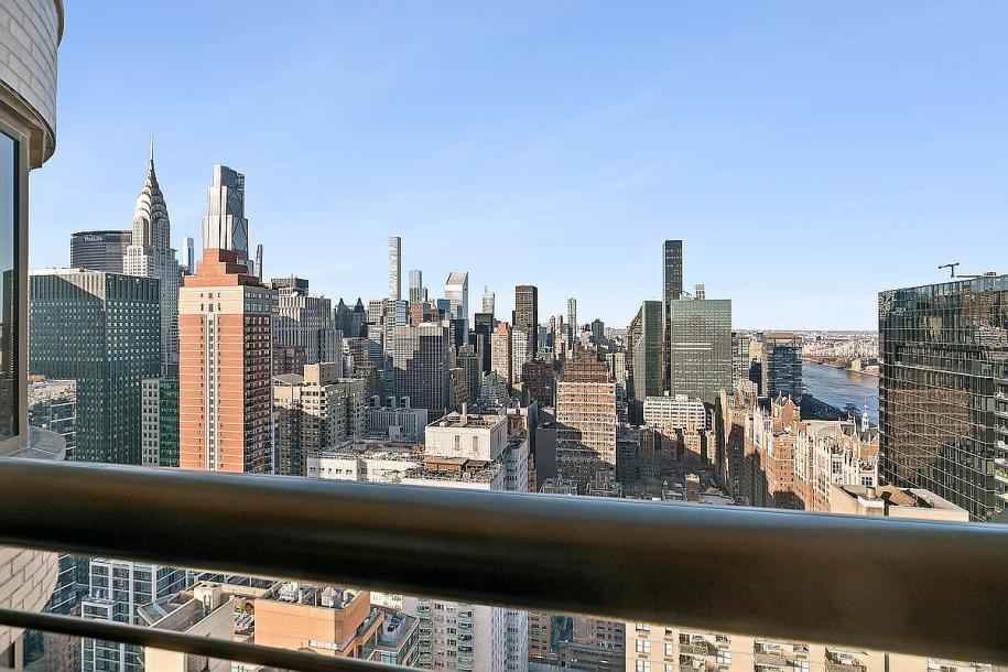 330 E 38th St APT 50E, New York, NY 10016-7