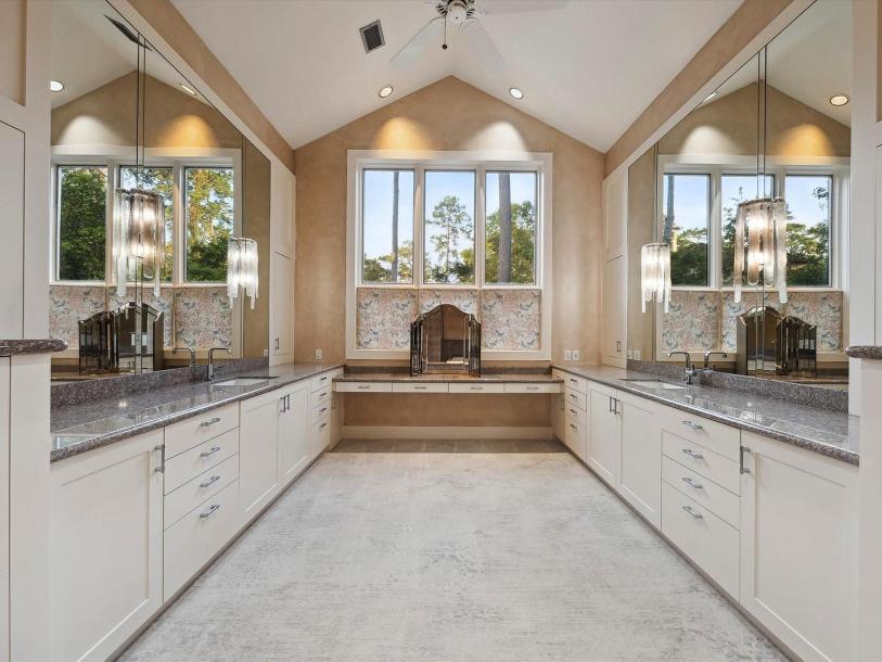501 W Friar Tuck Ln, Houston, TX 77024-4