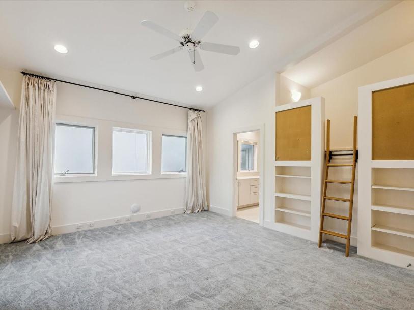 501 W Friar Tuck Ln, Houston, TX 77024-11