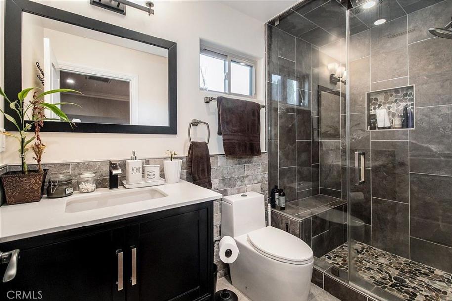 6323 Geyser Ave Reseda CA 91335-2