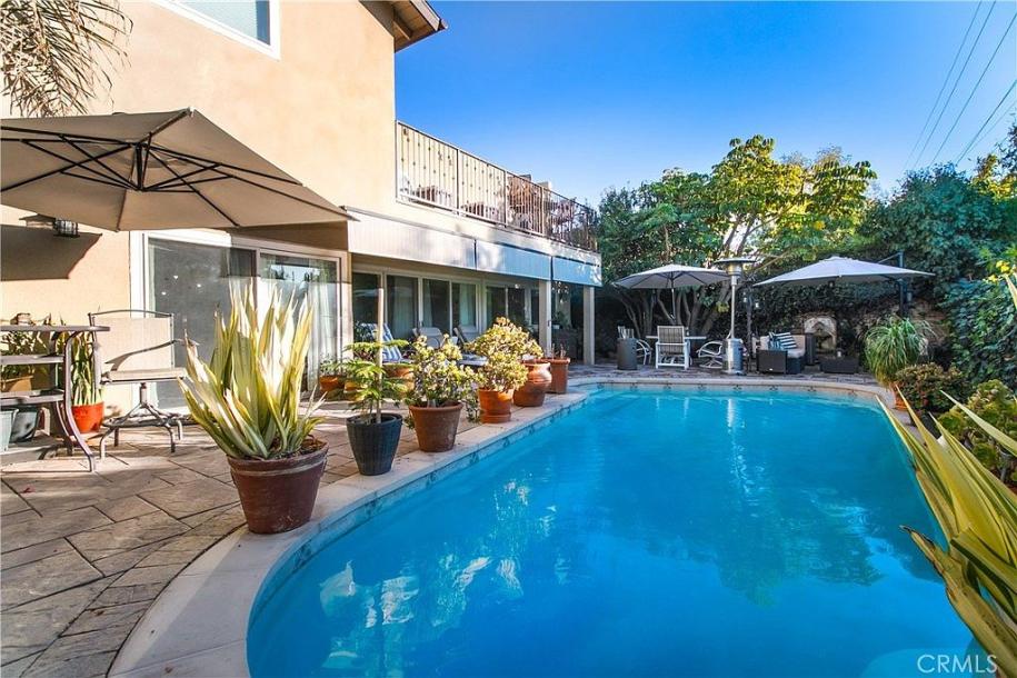 6323 Geyser Ave Reseda CA 91335-4