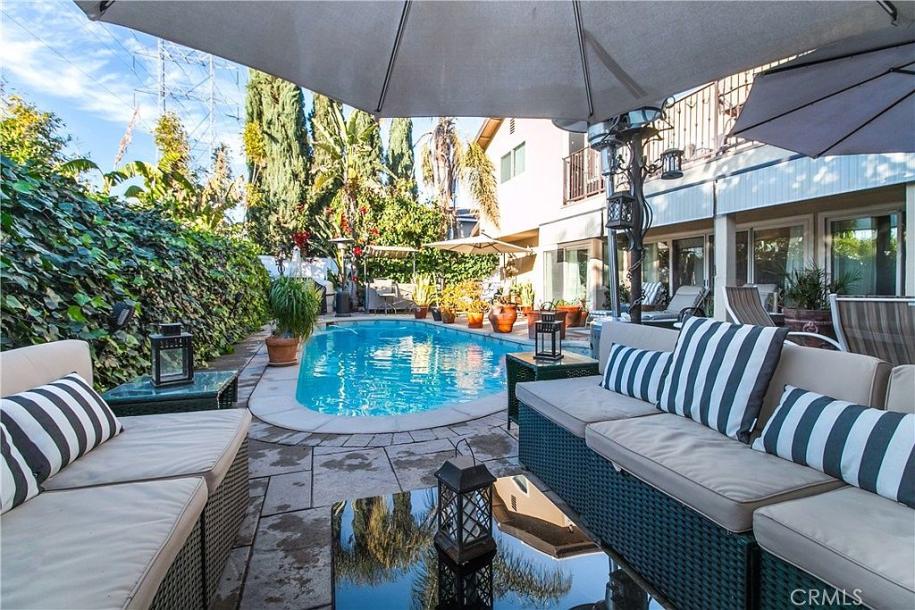 6323 Geyser Ave Reseda CA 91335-5