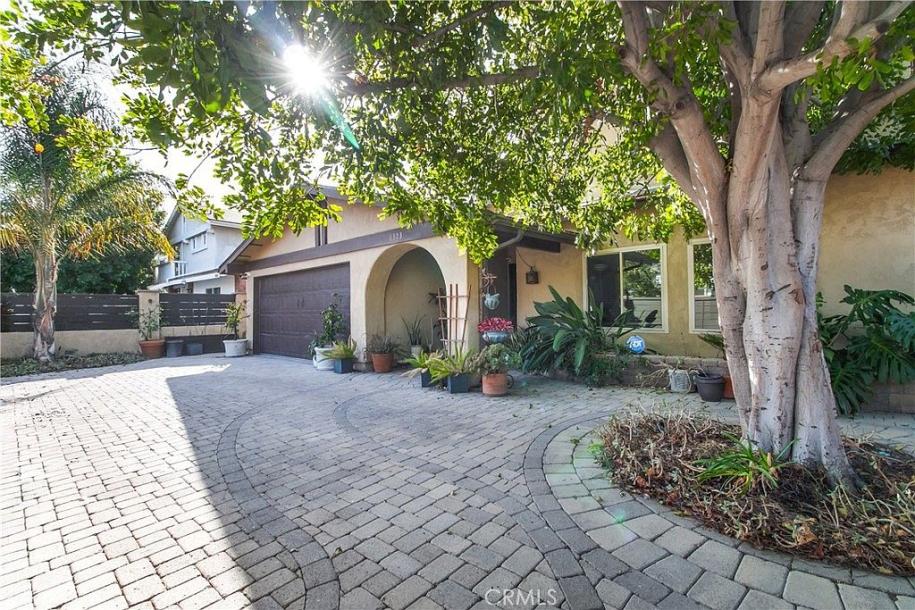 6323 Geyser Ave Reseda CA 91335-8