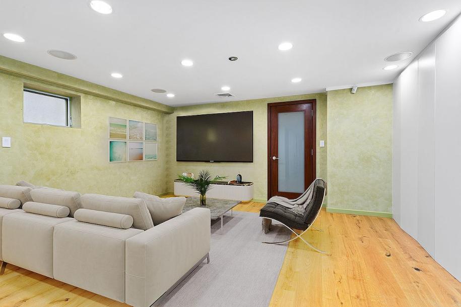 7016 Ingram St, Flushing, NY 11375-9