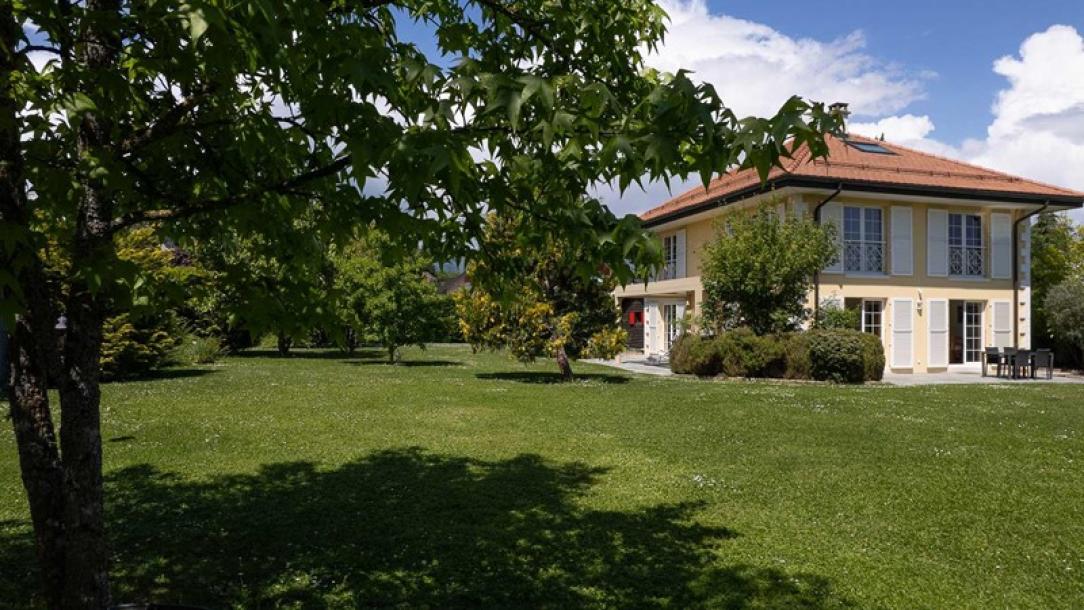 Commugny - detached villa in a green setting-14