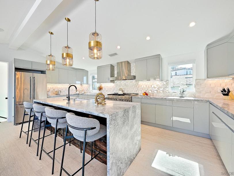 303 Sea Ln, La Jolla, CA 92037-6