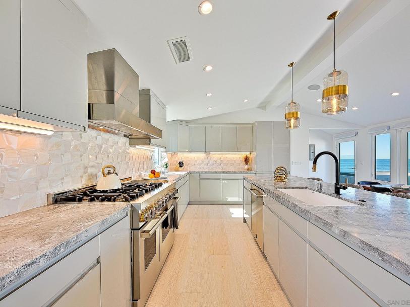 303 Sea Ln, La Jolla, CA 92037-7