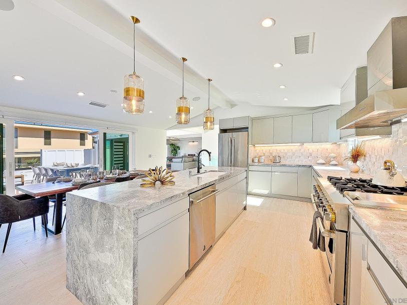 303 Sea Ln, La Jolla, CA 92037-8