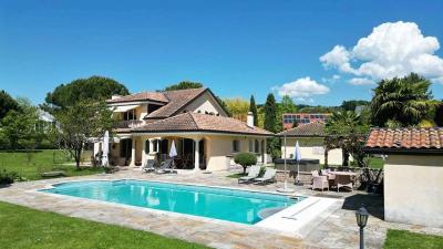 Magnificent southern-style detached villa with swimming pool