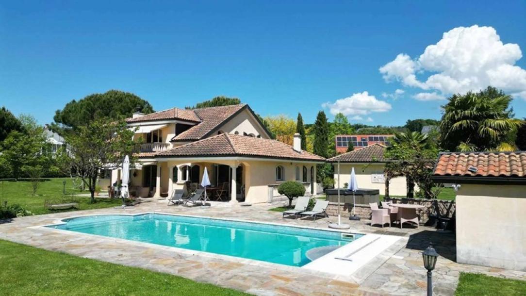 Magnificent southern-style detached villa with swimming pool-1