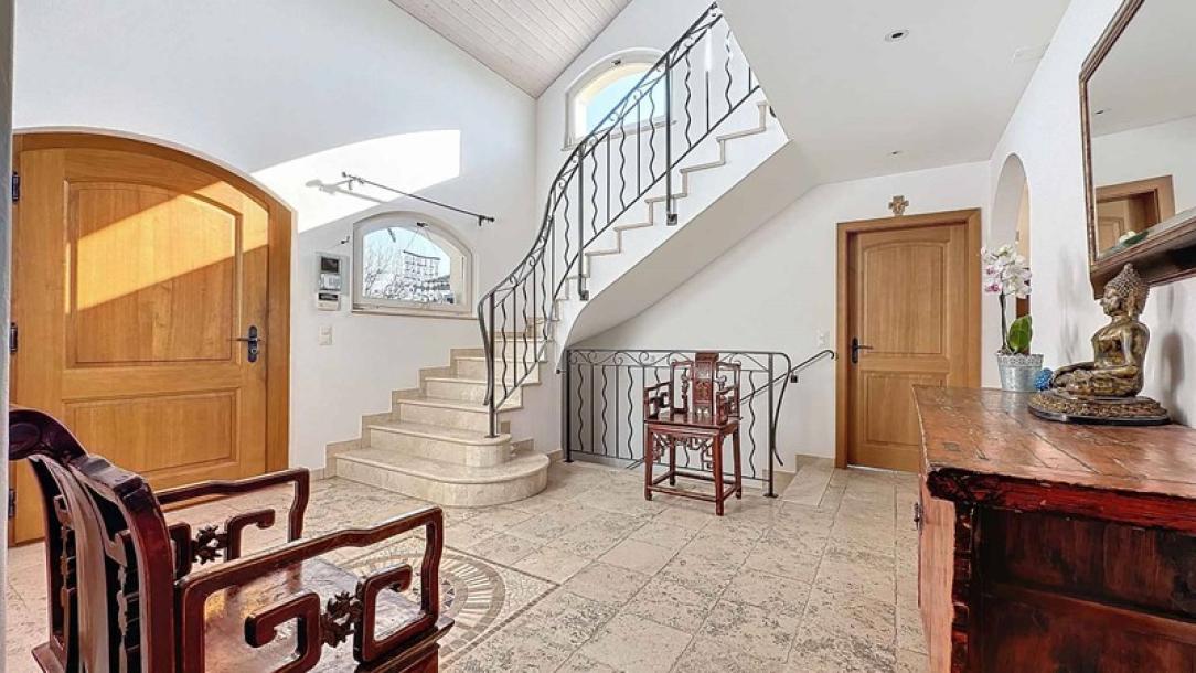 Magnificent southern-style detached villa with swimming pool-11