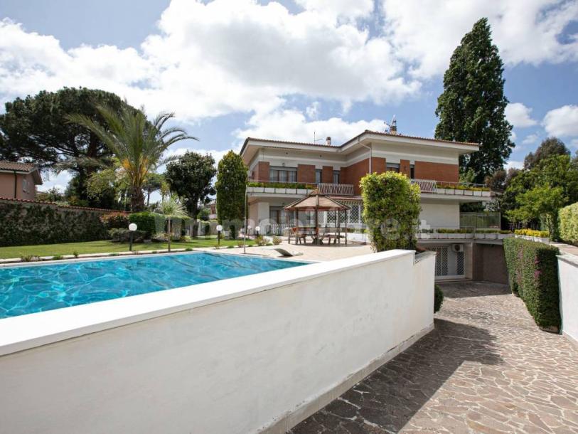 Detached house via Amipsia, Casal Palocco, Rome-1