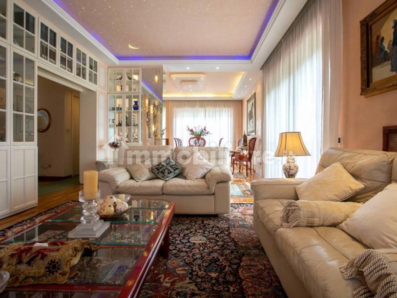 Detached house via Amipsia, Casal Palocco, Rome-7