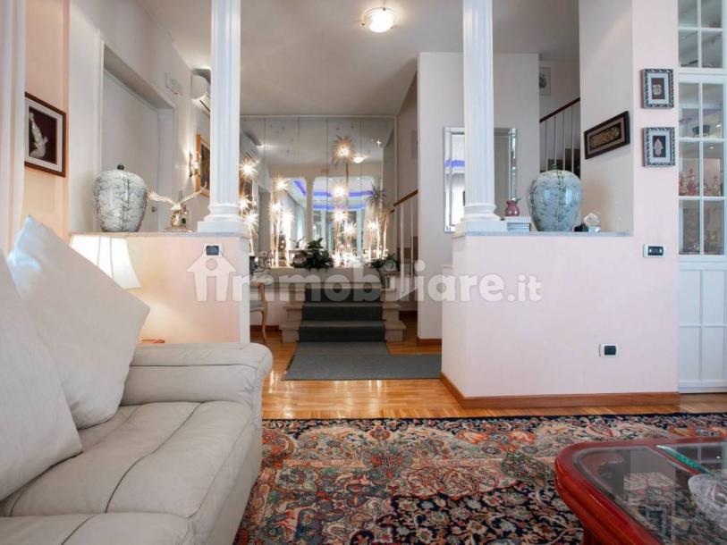 Detached house via Amipsia, Casal Palocco, Rome-8
