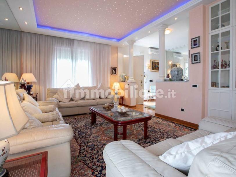 Detached house via Amipsia, Casal Palocco, Rome-9