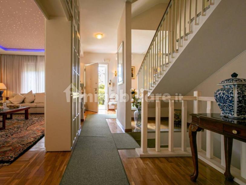 Detached house via Amipsia, Casal Palocco, Rome-11