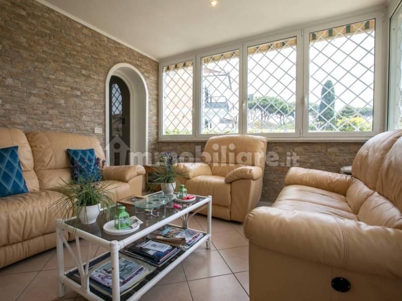 Detached house via Amipsia, Casal Palocco, Rome-16