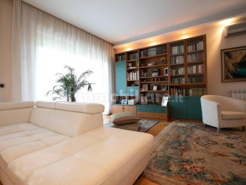 Detached house via Amipsia, Casal Palocco, Rome-18