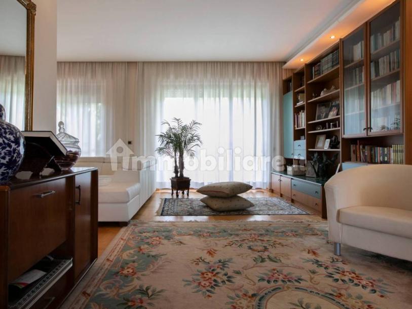 Detached house via Amipsia, Casal Palocco, Rome-19