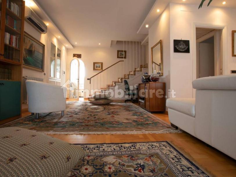 Detached house via Amipsia, Casal Palocco, Rome-21