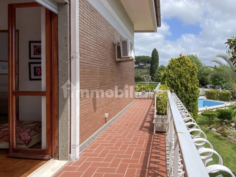 Detached house via Amipsia, Casal Palocco, Rome-65