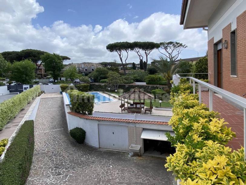 Detached house via Amipsia, Casal Palocco, Rome-69