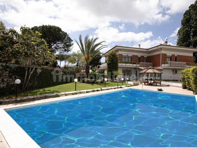 Detached house via Amipsia, Casal Palocco, Rome-70